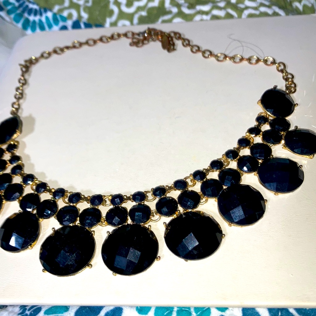 Black Bead And Gold Tone Necklace. Bme3017